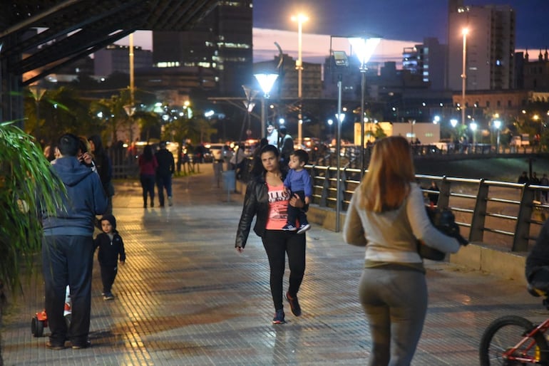 Exponen a niños a aglomeración en la Costanera.