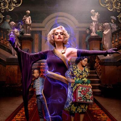 Anne Hathaway (centro) en una imagen promocional de "The Witches".