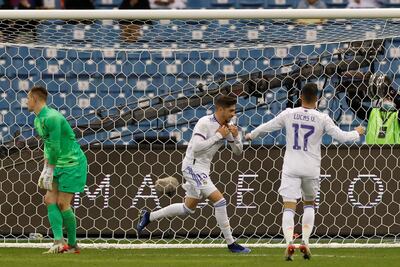 El centrocampista uruguayo del Real Madrid, Fede Valverde (c), celebra el tercer gol del equipo madridista durante el encuentro correspondiente a la semifinal de la Supercopa de España que han disputado hoy miércoles frente al FC Barcelona en el estadio Ray Fahd de Riyahd.