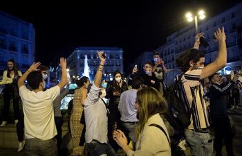 Ambiente en la Puerta del Sol de Madrid tras el fin del estado de alarma.