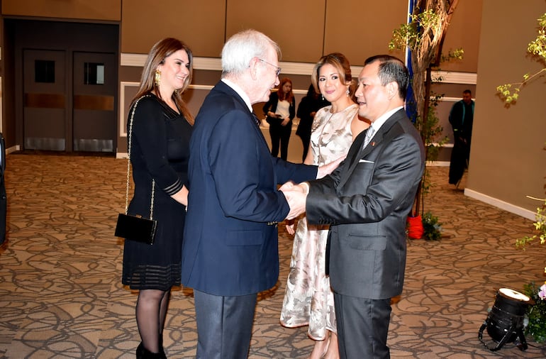 José Chih-Cheng Han, embajador de la República de China Taiwán en Paraguay, conversa con el presidente de la ARP, Pedro Galli, en la celebración del Doble Diez.