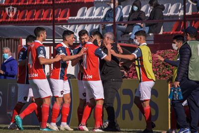 Jugadores azulgranas celebran con Arce el primer gol del juego.