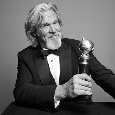 Jeff Bridges con el premio Cecil B. DeMille a la trayectoria que recibió el año pasado en los Globos de Oro.