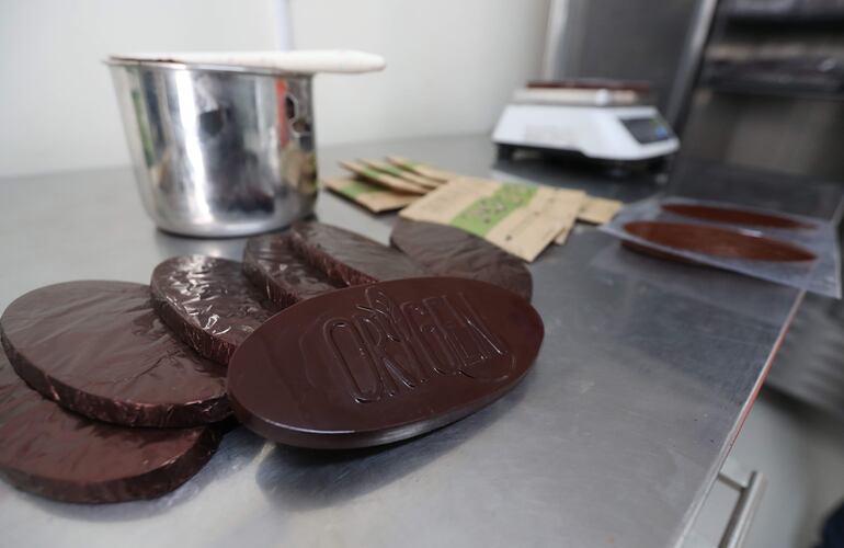 Chocolates Chocolecos producidos en el laboratorio de la tienda-cafetería Origen Eco de las Aves en La Paz (Bolivia).