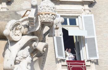 El papa Francisco saluda desde la ventana a los visitantes de la Plaza San Pedro.