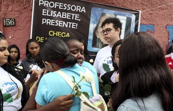 Miembros de la Unión Brasileña de Estudiantes (UBES) participan, en un acto para honrar a las víctimas del ataque en la escuela pública Thomazia Montorode, en Sao Paulo (Brasil). Brasil vivió en menos de 24 horas dos ataques a escuelas de distintas ciudades. (EFE)