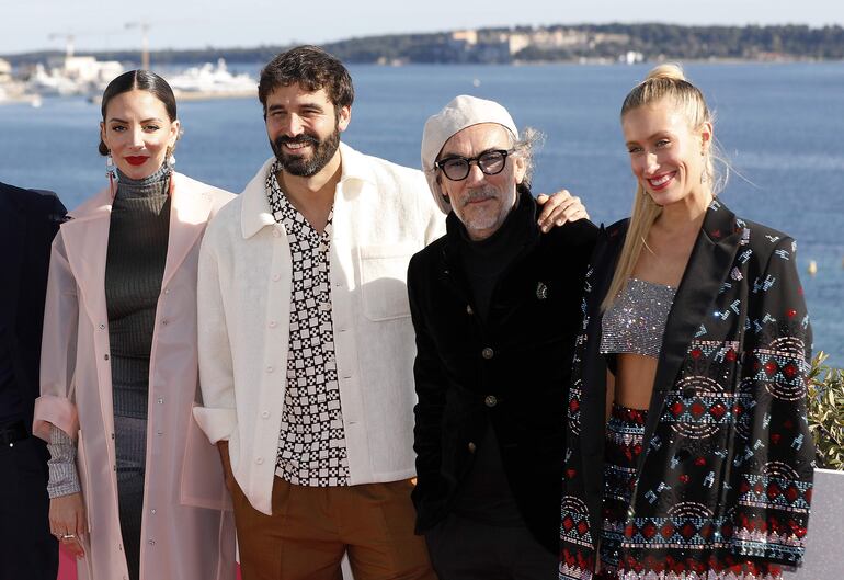 Los actores Maria Hervas y Alex García posan junto al director José Manuel Lorenzo y la actriz Teresa Riott durante la presentación de "El Inmortal" en Canneseries.