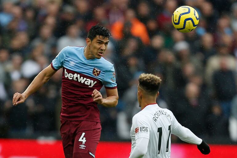 Fabián Balbuena supera a Callum Robinson durante el encuentro de hoy.