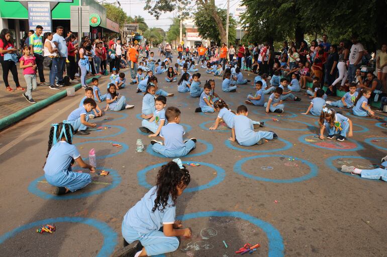 Los niños llenaron de ternura, alegría y talento las calles del microcentro de Caacupé.