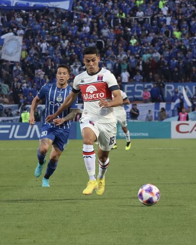 Blas Armoa se escapa de la marca de un jugador de Godoy Cruz y genera un avance para el equipo de Tigre, durante el partido disputado anoche en Mendoza.