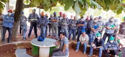 Funcionarios se reunieron de nuevo ayer para hablar sobre la situación catastrófica de la empresa.