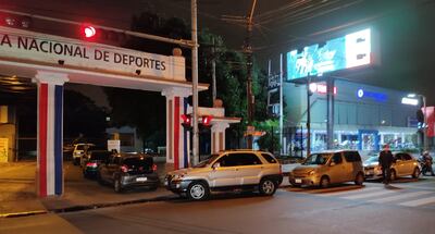 Desde las 21:00 empezaron a llegar ciudadanos en vehículos con intención de guardar un lugar para asegurar la vacunación anticovid el sábado desde tempranas horas.