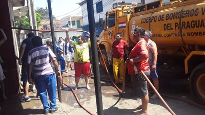 Bomberos y vecinos luchan contra el incendio en la Chacarita.