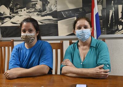 Macarena Talavera (izquierda) y Rosa Angulo, madre y abuela del niño Renato, visitaron la redacción de ABC para pedir justicia por la muerte del pequeño.