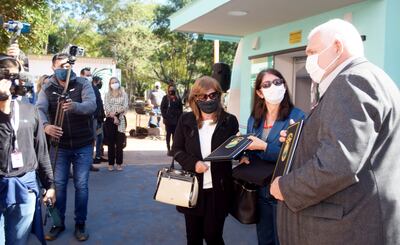 Momento en que el gobernador Juan Schmalko recibe los documentos sobre la recepción de la obra donada por una  familia. El nosocomio cuenta con 10 camas para terapia intermedia y  una intensiva.