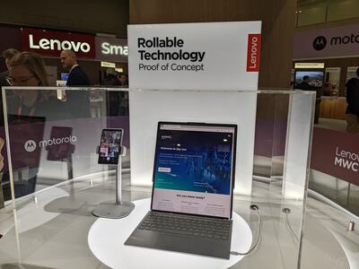 Los conceptos de móvil y ordenador portátil con paneles enrollables de Lenovo expuestos en MWC 2023.