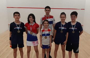 Los flamantes campeones del torneo de squash de la Liga del Norte de la República Argentina.