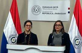 Adriana Ortiz (a la izquierda, renunciante) y Cynthia Melgarejo (derecha, la nueva presidenta del IPA)