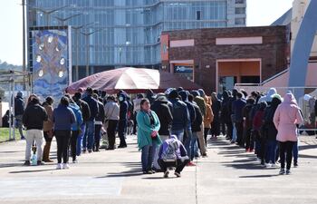 Centenares de personas quedaron sin ser vacunadas en Encarnación.