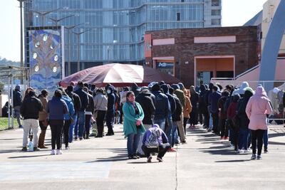 Centenares de personas quedaron sin ser vacunadas en Encarnación.