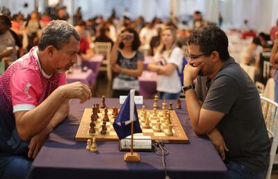 El GM número uno con bandera paraguaya Neuris Delgado (d) hizo honor a su chapa de favorito para quedarse con el súper blitz del Floripa Chess 2020 de Brasil.