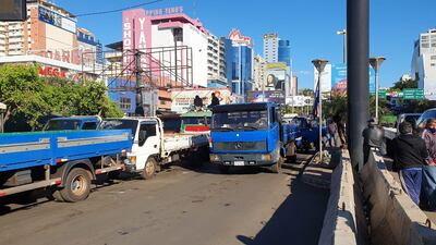Los manifestantes realizan cierres intermitentes a pocos metros del Puente de la Amistad.