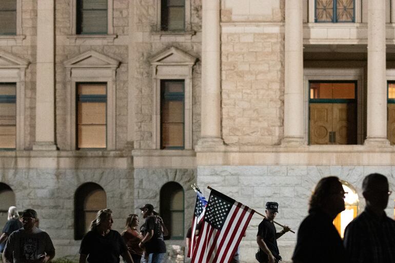 Partidarios del presidente Donald Trump protestan cerca del capitolio del estado de Arizona, en Phoenix.
