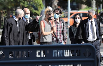 Aya Biran Nirko (C), tía del niño de seis años Eitan Biran, único sobreviviente de la tragedia de Mottarone en Italia, lleva a la corte de apelaciones en Tel Aviv, Israel.