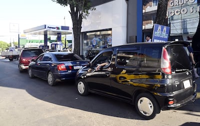 Fila de vehículos aguardando para poder cargar en Petropar, debido a los precios bajos.