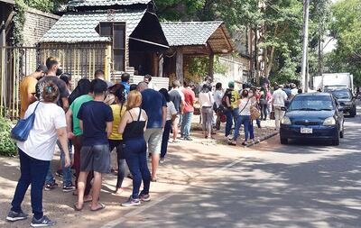 La larga fila de gente es una constante en la avenida Boggiani.