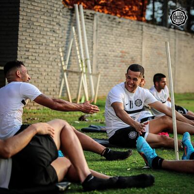 Sonrientes. Luis Fernando Cáceres (d) y Fernando Cardozo, futbolistas del Olimpia.