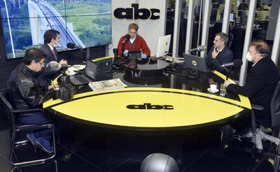 El ministro de Hacienda, Benigno López (primero de la der.) y el presidente del BCP, José Cantero (segundo de la izq.) estuvieron ayer en el programa “La Primera Mañana”.