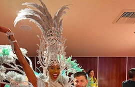 Simón Villalba mostrando orgulloso el traje que preparó para Miss Wisconsin Hollis Brown.