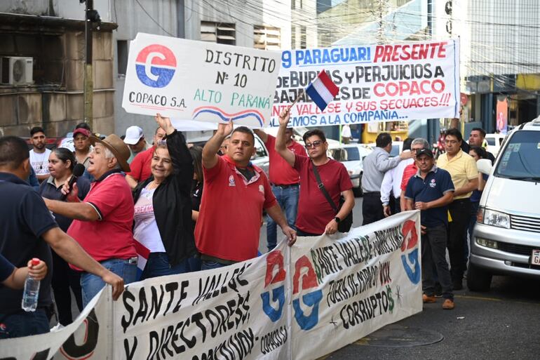 Trabajadores de Copaco se congregaron para reclamar malos manejos en recursos y falta de pago del IPS.