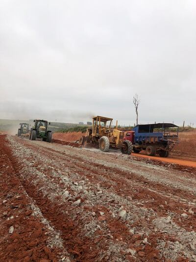 Siguen con los trabajos de suelo de cemento en el tramo.