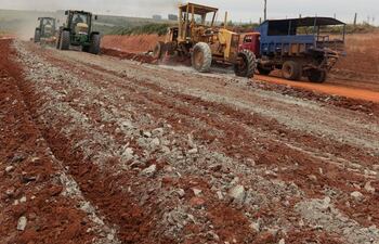 Siguen con los trabajos de suelo de cemento en el tramo.
