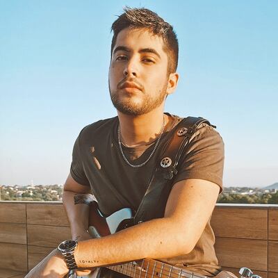 Luigi Manzoni presentará hoy las canciones de “Barajar” en el Teatro del Hotel Guaraní.