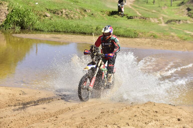 A bordo de la Benelli TRK 502X, el piloto pilarense Carlos Zarca se adjudicó la categoría Senior.