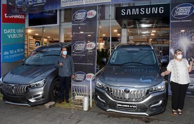 El Grupo González Giménez entregó dos camionetas 0 km a los ganadores del sorteo de fin de año: Jorge Hernán Rodas Gauto y Mirta Daniela Ferreira.