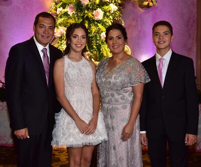 La quinceañera con sus padres Marcial Machado y Aurora Morel, y su hermano Marcos Tadeo Machado Morel.