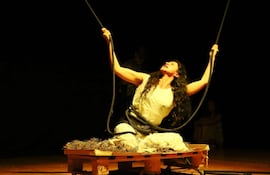 Roxana Lezcano en “Antígona inmortal”, que baja hoy de escena en el teatro Arlequín.