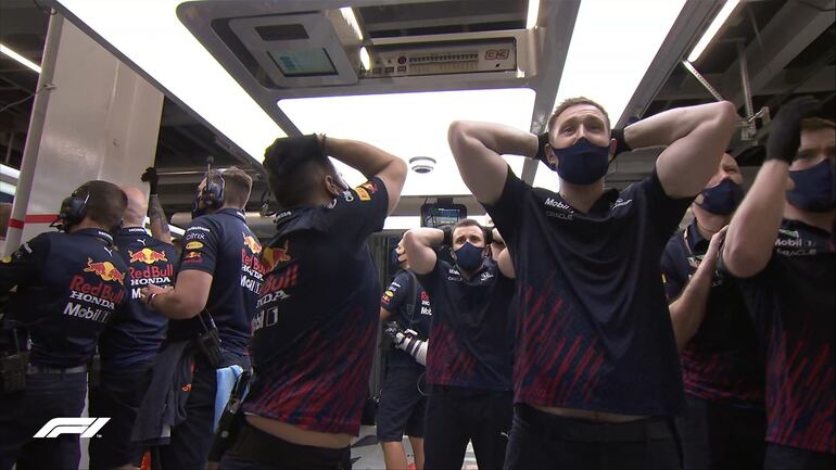 La reacción de los integrantes de Red Bull durante el golpe del monoplaza de Max Verstappen contra la barrera del circuito de Yeda.