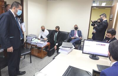 Sergio Escobar Amarilla, de camisa blanca, en la audiencia preliminar ante el juez Raúl Florentín.