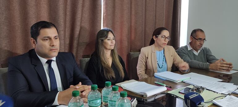 La ganadera Flor Bordón, acompañada de sus abogados, Rolando Aquino y Cecilia Escobar, y el titular de la ARP filial Itapúa, Horacio Sienra. Bordón se manifestó desesperaba ante una situación en que buscaba justicia, y terminó siendo imputada.