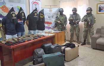 Los cinco detenidos con fusiles de la marca HECKLER Y KOCH, modelo HK417, calibre 7.62 mm x51, procedencia alemana, con un cargador cada uno. Todos retornaron a prisión tras el cambio de postura de la jueza Ilda Acosta de Katueté.