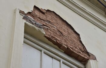 El revoque y las molduras desprendidas de la pared externa del local escolar, no podrán ser reparadas por falta de recursos en el MEC, dicen.