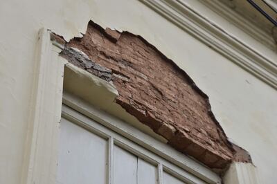 El revoque y las molduras desprendidas de la pared externa del local escolar, no podrán ser reparadas por falta de recursos en el MEC, dicen.