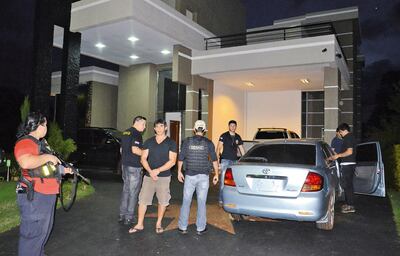 Esposado, Víctor Brítez en su residencia del Paraná Country de Hernandarias, ahora comisada.