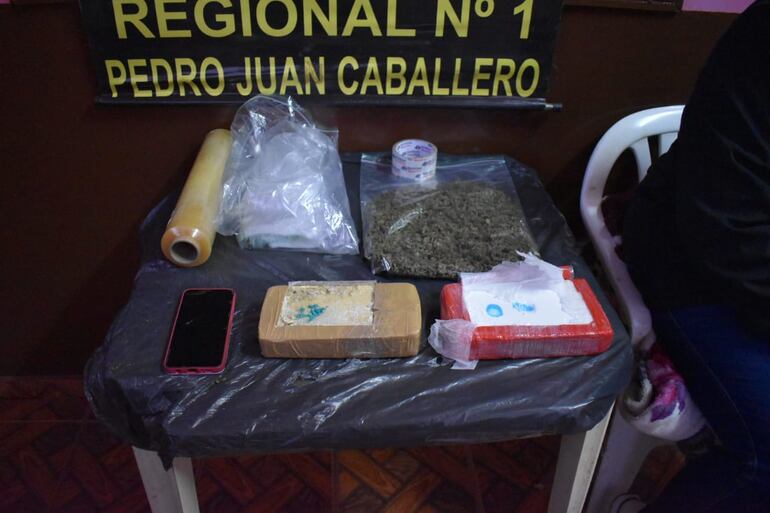 Paquetes de cocaína hallados en la casa allanada por la Senad en Pedro Juan Caballero.