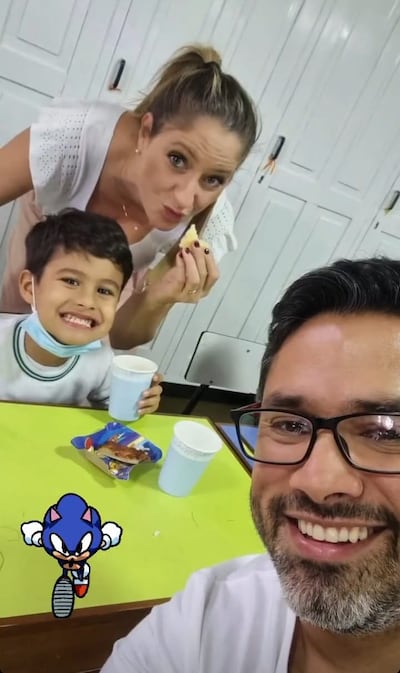 Felices, el cumpleañero Juani y sus papis, Gi Cassettai y Juanca Álvarez.